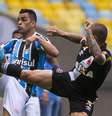 Leandrao, do Vasco, disputa lance com Maicon, do Grêmio, durante partida no estadio Maracana pelo Brasileiro.  Foto: Fernando Soutello/Agif/Gazeta Press