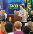 Presidente Dilma Rousseff é observada por comandantes militares em cerimônia no Planalto em dezembro de 2014; governos civis fazem 'pacto de silêncio' sobre violações na ditadura, avalia autor  Foto: BBC Brasil / Divulgação