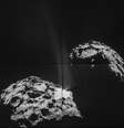 Montagem de quatro imagens feitas a 26,3 km do cometa Chury, que tem um núcleo de cerca de 4 km de diâmetro. A atividade no "pescoço" do cometa (centro da foto) é formada por gelos e gases que escapam do interior do cometa e geram correntes de poeira no espaço.  Foto: Agência Espacial Europeia - ESA