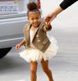 Cheia de estilo, North West, filha de Kim e Kany West, se incomoda com paparazzi  Foto: @kimkardashian/Instagram / Reprodução