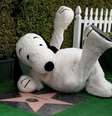 Alguns dias antes da estreia do longa "Snoopy e Charlie Brown: Peanuts, o Filme", o cãozinho ganhou uma estrela na calçada mais famosa de Hollywood    Foto: MIKE NELSON / EFE