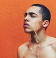 ‘Cry me a river’, vencedor do concurso EyeEm 2014, que foi realizado quando Uzochukwu tinha apenas 14 anos. Este é o primeiro auto-retrato do qual ele diz ter 'genuinamente' gostado  Foto: David Uzochukwu / Divulgação