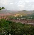 Duas barragens pertencentes à mineradora Samarco se romperam na tarde dessa quinta-feira (5), no distrito de Bento Rodrigues, zona rural a 23 quilômetros de Mariana, em Minas Gerais, e inundaram a região com lama, rejeitos sólidos e água usados no processo de mineração  Foto: Neno Vianna / EFE