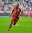 Brasileiro Douglas Costa fez o segundo gol do Bayern em vitória em casa  Foto: Lennart Preiss/Bongarts / Getty Images