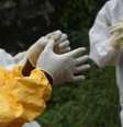 Profissionais da saúde devem usar equipamentos de proteção ao tratar de pacientes com ebola  Foto: Ebola (Getty) / BBC News Brasil
