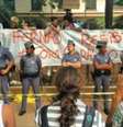 Colegas de classe de escola ocupada por estudantes em SP conversam, separados por cordão policial  Foto: Divulgação/BBC Brasil / BBC News Brasil