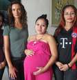 Repórter Kiki King com mulheres usadas como barrigas de aluguel  Foto: Unreported World / Facebook / Reprodução