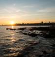 Um passeio na La Rambla para admirar o Rio da Prata é boa opção em Montevidéu  Foto: Olaf Speier/Shutterstock