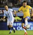 Lucas Lima marcou o gol de empate para o Brasil no segundo tempo, acertando um voleio no rebote de um ataque  Foto: Getty Images