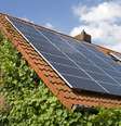 A partir da energia produzida em casa pelo sistema fotovoltaico, tudo o que for excedente pode ser trocado por créditos na conta de luz  Foto: iStock