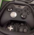 O visual do novo controle do Xbox One, que recebeu o nome de Elite, tem um visual bem parecido com os demais controles padrão do console, mas a sensação de segurá-lo é totalmente diferente  Foto: Instagram/@geeksandcom / Reprodução