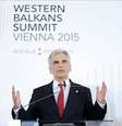 Werner Faymann foi taxativo ao pedir que ninguém confunda refugiados e terroristas  Foto: EFE