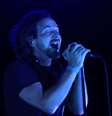 O vocalista Eddie Vedder, durante show em Porto Alegre (RS)  Foto: Wesley Santos / Futura Press