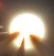 Ilustração mostra uma estrela atrás de um cometa fragmentado; observações sugerem que esse seja o motivo dos misteriosos padrões de luz da estrela KIC 8462852  Foto: Nasa