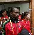 Emily Chebet Muge (centro) do Quênia em 27 de março de 2015 acompanhada da chinesa Changqin Ding (direita) na Conferência Mundial de Campeões de Cross Country na China  Foto: Kevin Lee / Getty Images