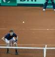 O britânico Andy Murray (direita) serve o irmão Jamie Murray durante partida de duplas do terceiro jogo da final da Copa Davis entre a Bélgica e a Grã-Bretanha  Foto: EFE