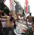 Torcida do São Paulo fez muito barulho, vestiu camisas de luto e levou pizzas para a porta do Morumbi  Foto: Newton Menezes / Futura Press