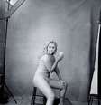 A humorista Amy Schumer posou seminua  Foto: Annie Leibovitz