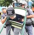 Estudantes são detidos durante protesto contra a reorganização escolar na Avenida Brigadeiro Faria Lima, esquina com Avenida Rebouças, em Pinheiros, em São Paulo (SP), na manhã desta quinta-feira (3).  Foto: Leonardo Benassatto/Futura Press