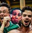 Torcida do Palmeiras não perdoou e comemorou com máscaras de Ricardo Oliveira  Foto: Fernando Dantas / Gazeta Press