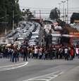 Protesto contra a reorganização escolar fecha a Rua Alvarenga, em frente ao Portão 1 da USP, em São Paulo (SP), na manhã desta sexta-feira (4). Os manifestantes seguem a passeata e estão na avenida Francisco Morato, próximo da Marginal Pinheiros, no sentido centro.  Foto: Renato Ribeiro Silva/Futura Press