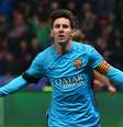 Messi marcou no primeiro tempo, abrindo o placar da partida; na sequência, o atacante mexicano Chicharito empatou para o time alemão  Foto: Getty Images