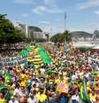Protesto pede o impeachment da presidente do Brasil, Dilma Rousseff, na Avenida Atlântica, no Bairro de Copacabana, no Rio de Janeiro, RJ, neste domingo (13)  Foto: Luiz Souza/Futura Press