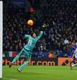 Mahrez chuta para marcar um dos gols da vitória do Leicester sobre o Chelsea  Foto: Getty Images