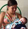 Valéria, mãe de Arthur Emanuel, teve sintomas do zika pouco antes de completar quatro meses de gravidez  Foto: Camilla Costa / BBC News Brasil
