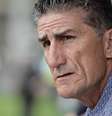 Edgardo Bauza analisa nomes de jogadores que negociam com o São Paulo  Foto: Amilcar Orfali/Latin Content / Getty Images