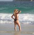 Danielle Winits, 42 anos, mostrou sua boa forma durante um passeio com os filhos, Noah e Guy, nessa segunda-feira (21), na praia da Barra da Tijuca (RJ)  Foto: Dilson Silva / AgNews