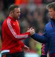 Após a derrota, Van Gaal é cumprimentado pelo atacante Rooney  Foto: Getty Images