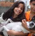 Quando há tiroteios, Samira e Samir ficam em casa, brincando na laje de casa com a cachorra Princesa  Foto: BBC / BBC News Brasil