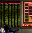 Os mercados acionários chineses despencaram cerca de 7% na sua primeira operação de 2016, forçando as bolsas a suspenderem as operações  Foto: HOW HWEE YOUNG / EFE