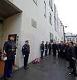 Presidente francês François Hollande, inaugura placa em homenagem às vítimas dos ataques ocorridos há um ano em frente à antiga sede do jornal satírico Charlie Hebdo  Foto: EFE