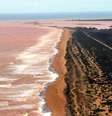 Depois de avançar sobre o mar no Espírito Santo, lama da barragem da Samarco que se rompeu em Minas pode ter chegado ao sul da Bahia, atingindo o Parque Nacional dos Abrolhos  Foto: Agência Brasil