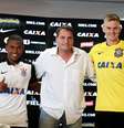 Corinthians apresentou dois reforços após o desmanche sofrido esta semana: o meia Alan Mineiro e o goleiro Douglas  Foto: Luis Moura / Gazeta Press
