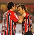 No jogo de despedida de Rogério Ceni, goleiro passou a braçadeira de capitão para Diego Lugano  Foto: Ale Vianna / Gazeta Press