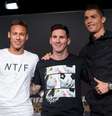 Em coletiva antes de cerimônia, Neymar exaltou o desempenho de Messi e Cristiano Ronaldo  Foto: Philipp Schimidli / Getty Images