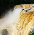 Embora bem menores do que as Cataratas do Iguaçu, o conjunto de três quedas d'água do rio Monday pode ser considerado um espetáculo igualmente belo   Foto: Cesar Martins/flickr