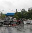 Manifestantes bloqueiam terminal de ônibus de Santo Amaro, em São Paulo (SP), na manhã desta terça-feira (12), em protesto contra o aumento da tarifa do transporte público.  Foto: Marivaldo Oliveira/Futura Press
