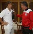Com seu mate em mãos, Lugano encontrou o técnico Bauza em sua apresentação no CT  Foto: Reprodução/Instagram