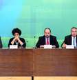 Ministros Izabella Teixeira e Luís Inácio Adams (centro) defendem o acordo consensual com as empresas  Foto: Agência Brasil