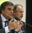 Os ministros da Justiça, José Eduardo Cardozo, e da Educação, Aloizio Mercadante, durante a solenidade de lançamento do Plano de Ações Articuladas  Foto: Agência Brasil
