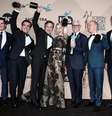 Os atores de Spotlight Billy Crudup, Brian d'Arcy James, Mark Ruffalo, Rachel McAdams, John Slattery, Michael Keaton e Liev Schreiber posam com o troféu SAG  Foto: EFE
