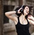 Independente da hora e local, as músicas chiclete aparecem na sua mente como um rádio que acabou de ser ligado  Foto: iStock / Divulgação