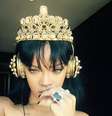 No meio musical, diversas músicas destinadas a alguns cantores acabam sendo gravadas por outros. É o caso de Disturbia, da Rihanna. A faixa faria parte do disco de Chris Brown, mas acabou sendo lançada pela diva do pop  Foto: Facebook/@rihanna / Reprodução