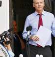 Julian Assange, em foto na varanda da Embaixada do  Equador,  em  Londres,  onde  está  refugiado  desde  2012  Foto: Agência Brasil