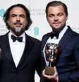 Alejandro Gonzalez Inarritu e Leonardo DiCaprio com seus prêmios de melhor diretor e ator pelo filme 'O Regresso'  Foto: EFE