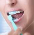 A recomendação de escovar os dentes pelo menos três vezes ao dia ocorre por não ser possível garantir que toda pessoa atinja 100% da área dos dentes em uma única escovação diária  Foto: petrunjela / Shutterstock